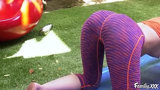 Похотливый старший брат трахнул сестру во все щели во время занятия йогой